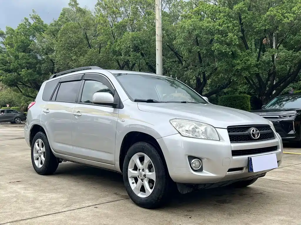 Toyota RAV4 2011 — фото 3