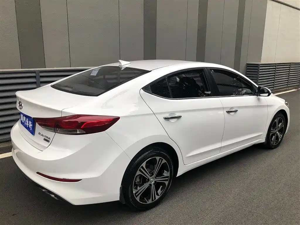 Hyundai Elantra 2019 — фото 13