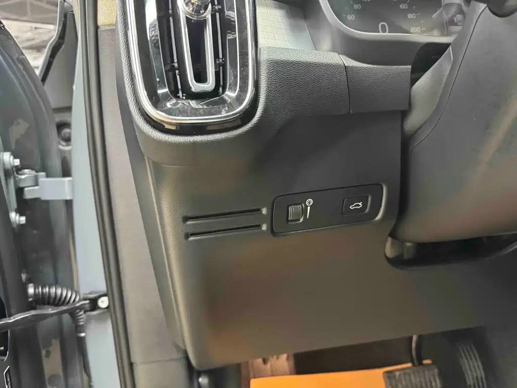 Volvo XC40 2021 — фото 10
