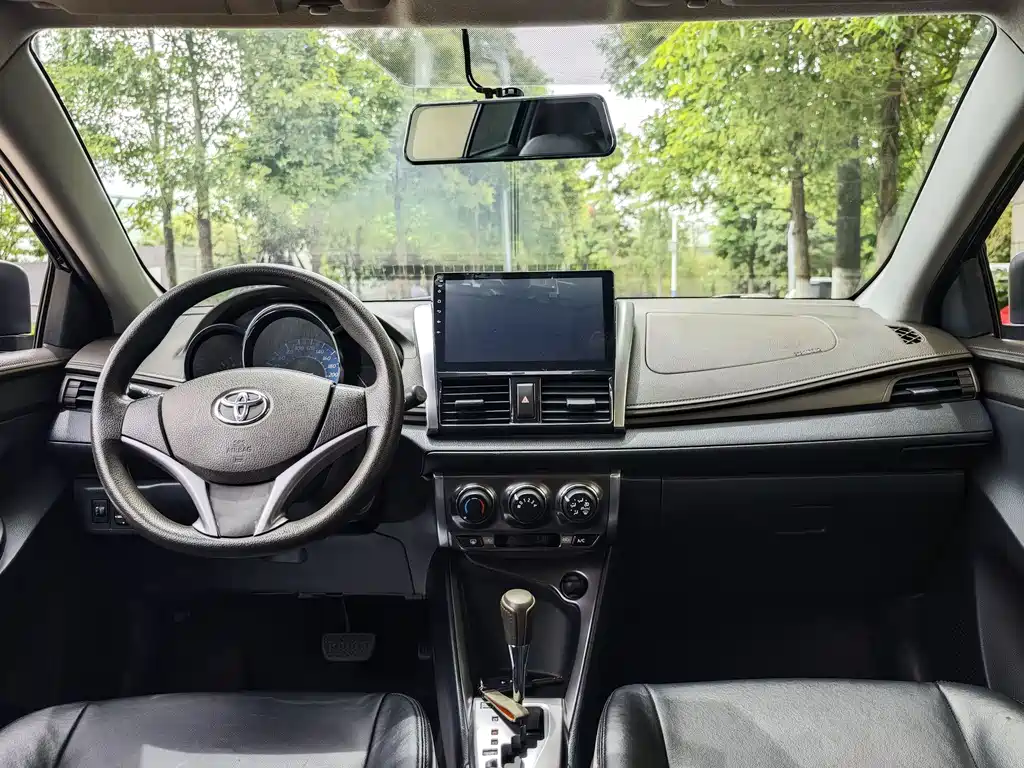 Toyota Yaris L 2014 — фото 10