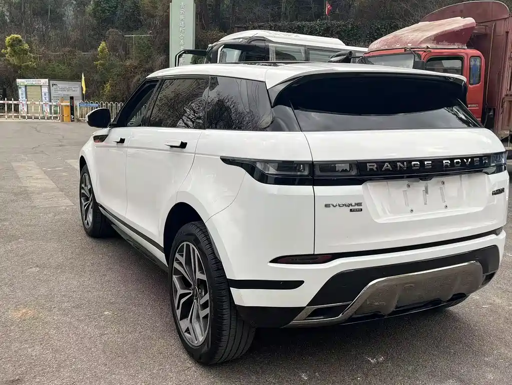 Land Rover Evoque 2023 — фото 15