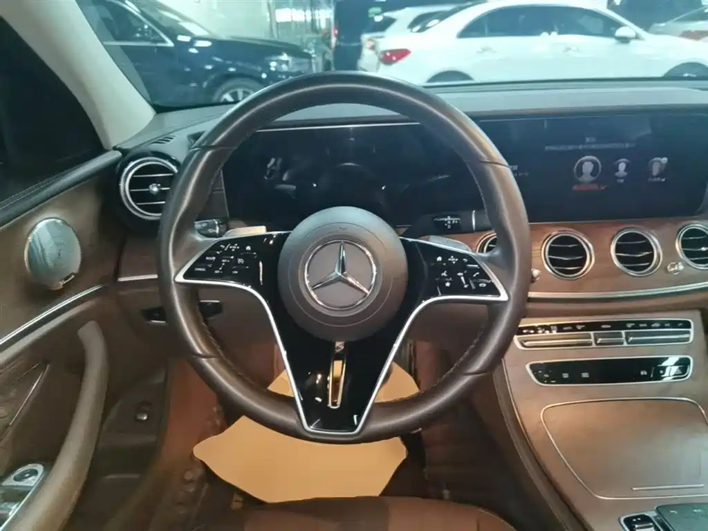 Mercedes-Benz E-Class 2023 — фото 11