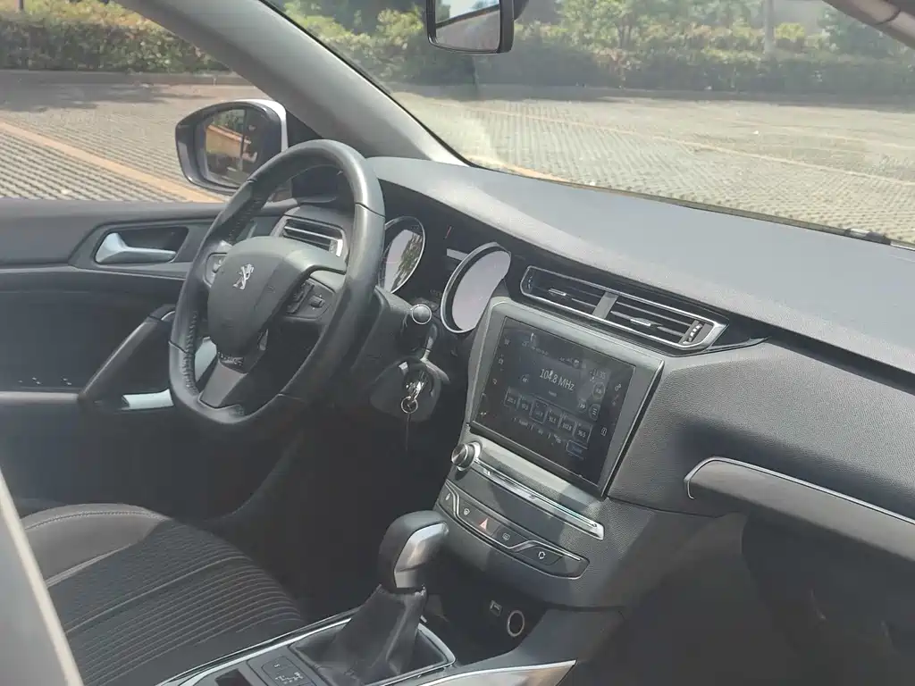 Peugeot 408 2016 — фото 15