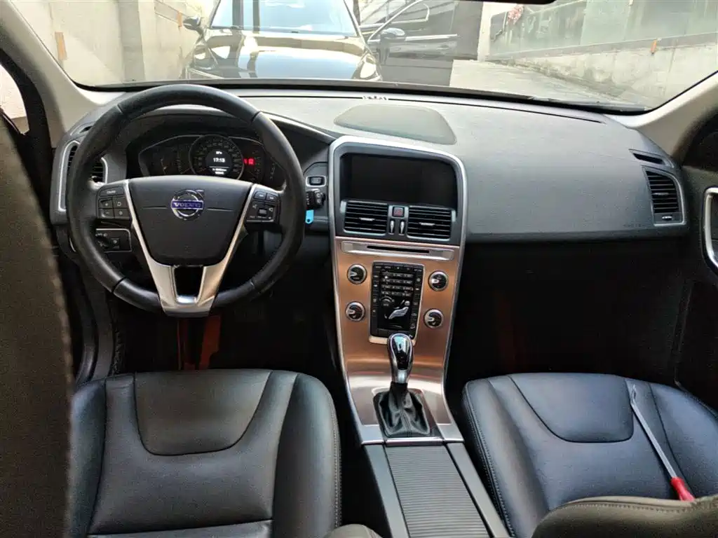Volvo XC60 2018 — фото 10