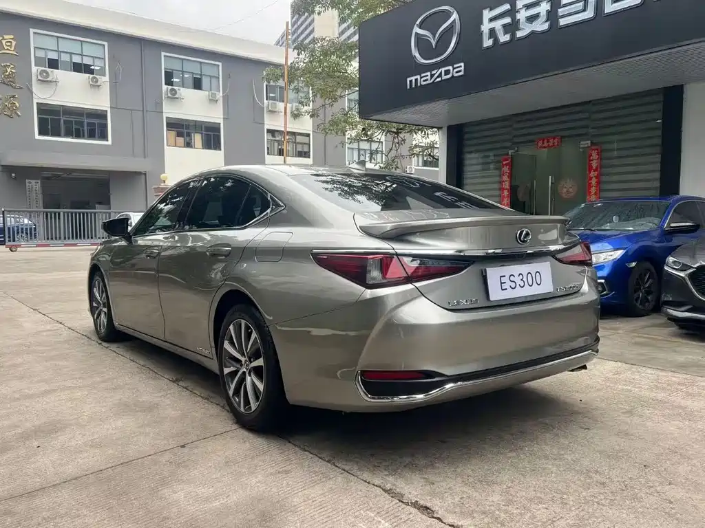 Lexus ES 2020 — фото 9