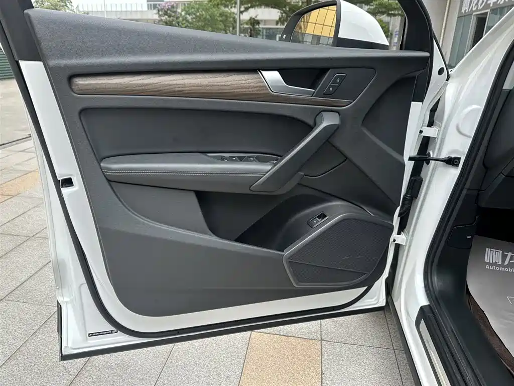 Audi Q5L 2023 — фото 20