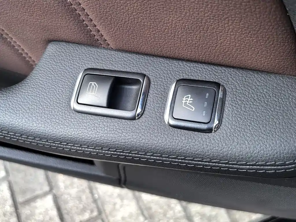 Mercedes-Benz E-Class 2010 — фото 20