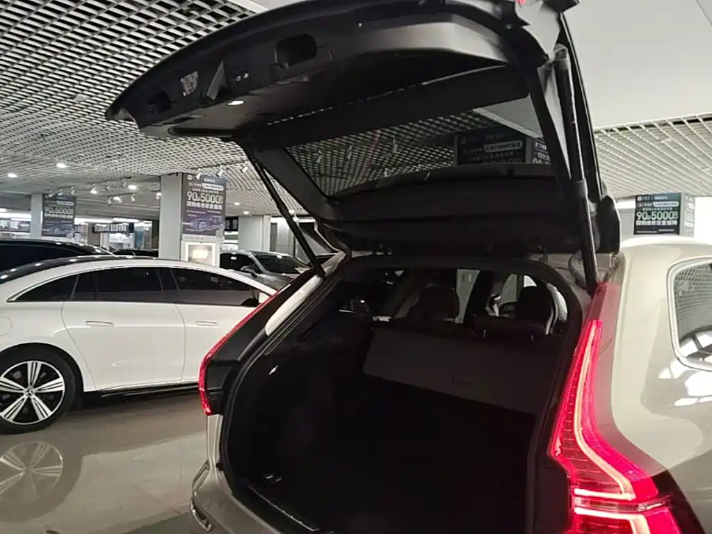 Volvo XC60 2021 — фото 19