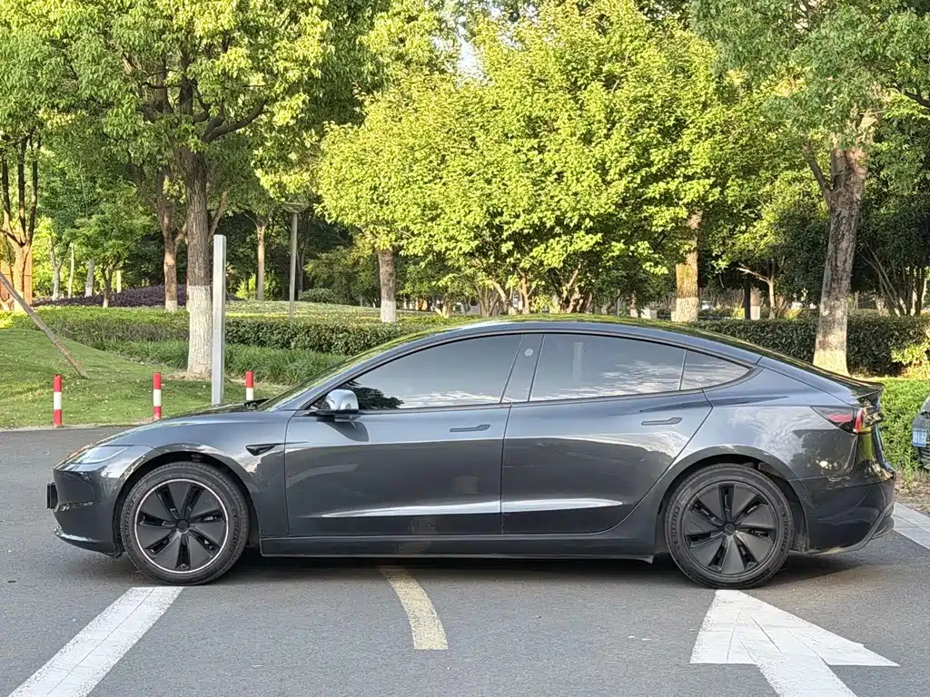 Tesla Model 3 2025 — фото 18