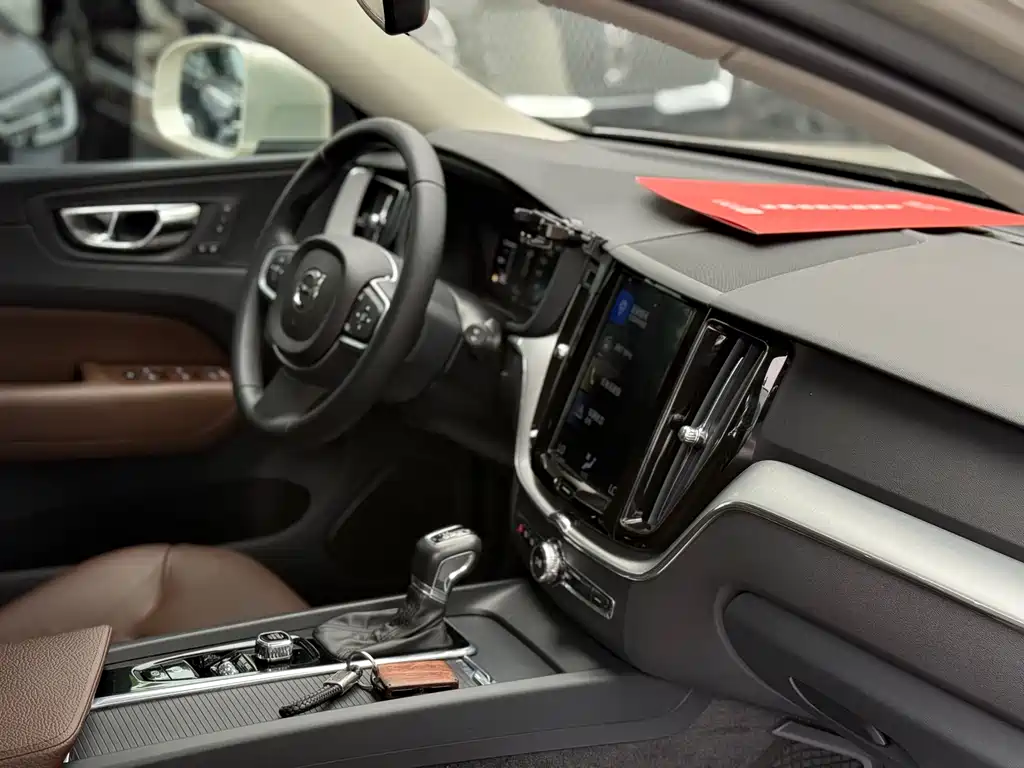 Volvo XC60 2018 — фото 17