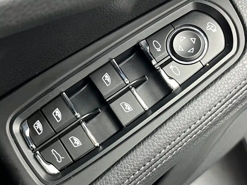 Porsche Macan 2016 — фото 14