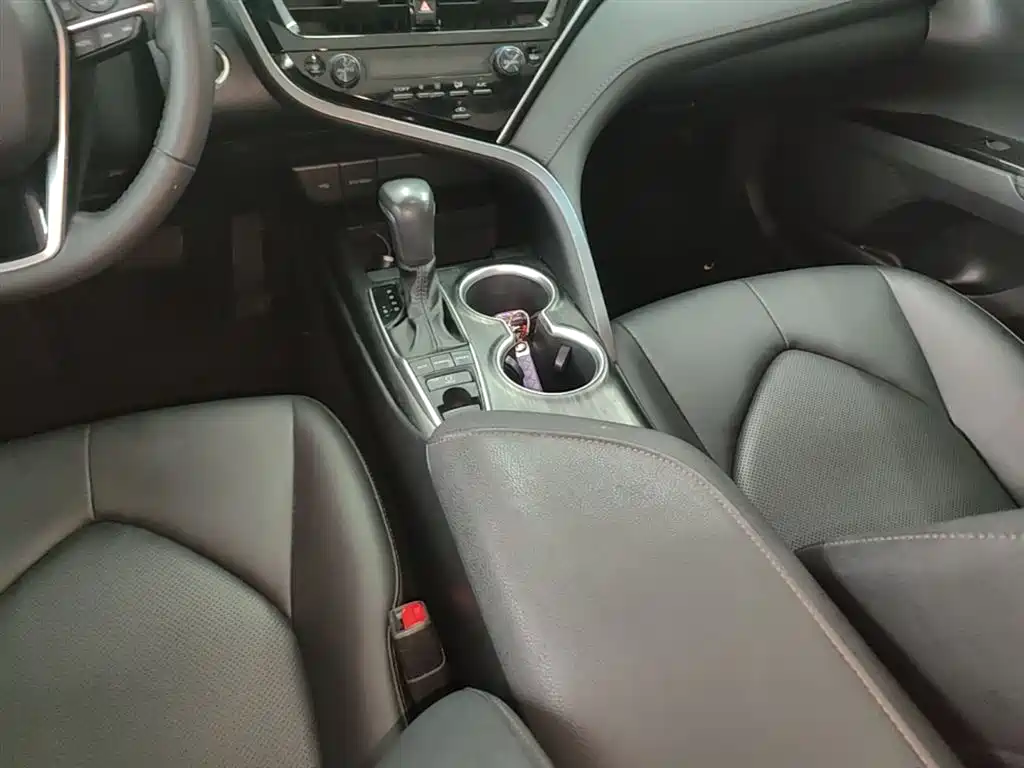 Toyota Camry 2023 — фото 14