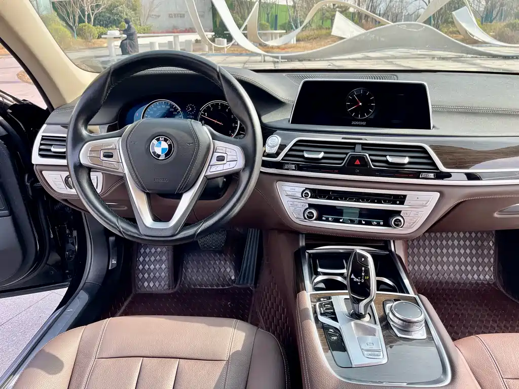 BMW 7 Series 2017 — фото 11