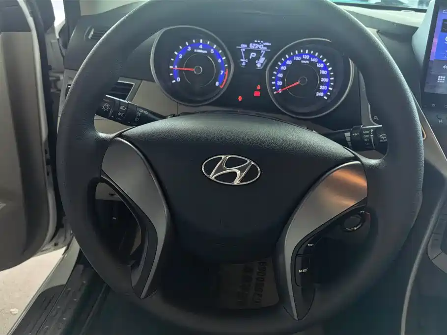 Hyundai Elantra Langdong 2015 — фото 14