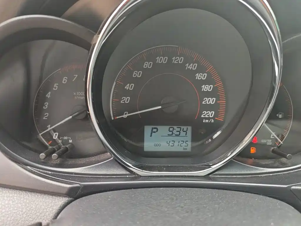 Toyota Yaris L 2020 — фото 12