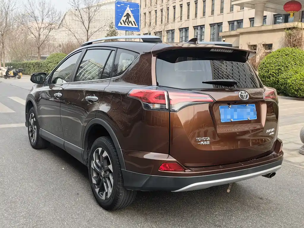 Toyota RAV4 2018 — фото 2