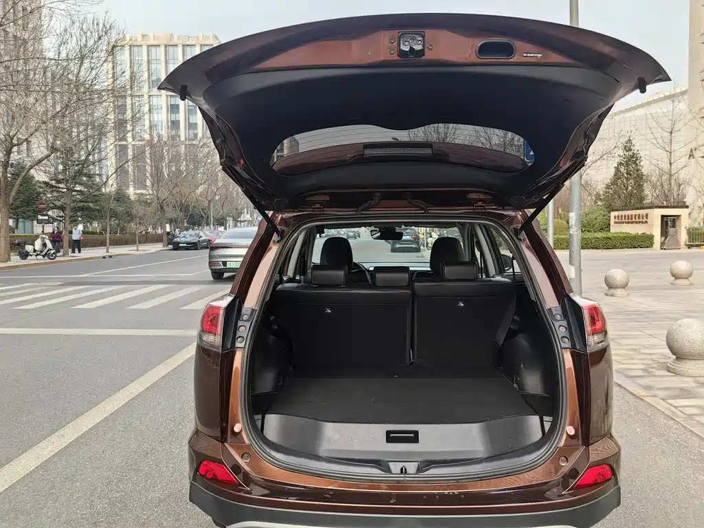 Toyota RAV4 2018 — фото 15