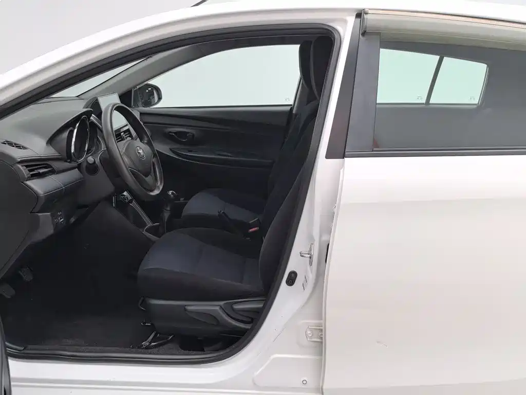 Toyota Yaris L 2014 — фото 10