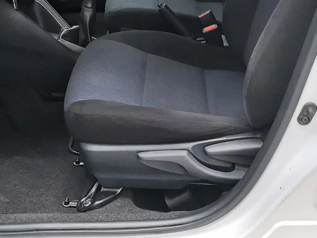 Toyota Yaris L 2014 — фото 20