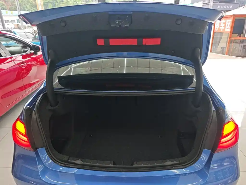 BMW 3 Series 2018 — фото 19