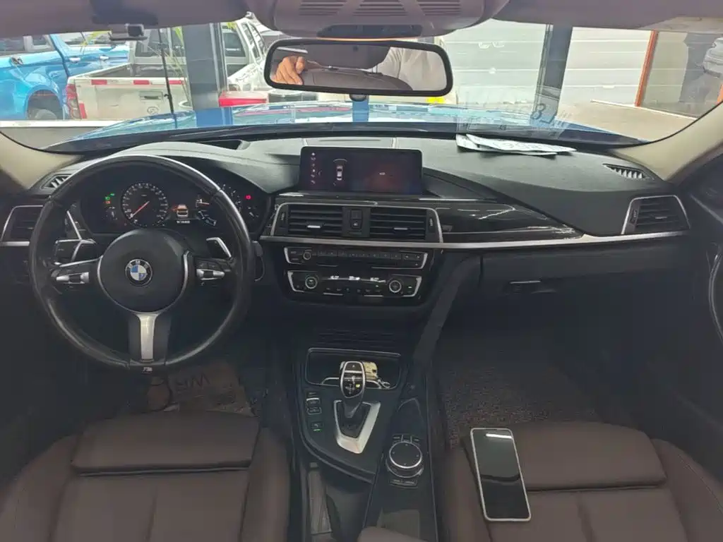 BMW 3 Series 2018 — фото 10