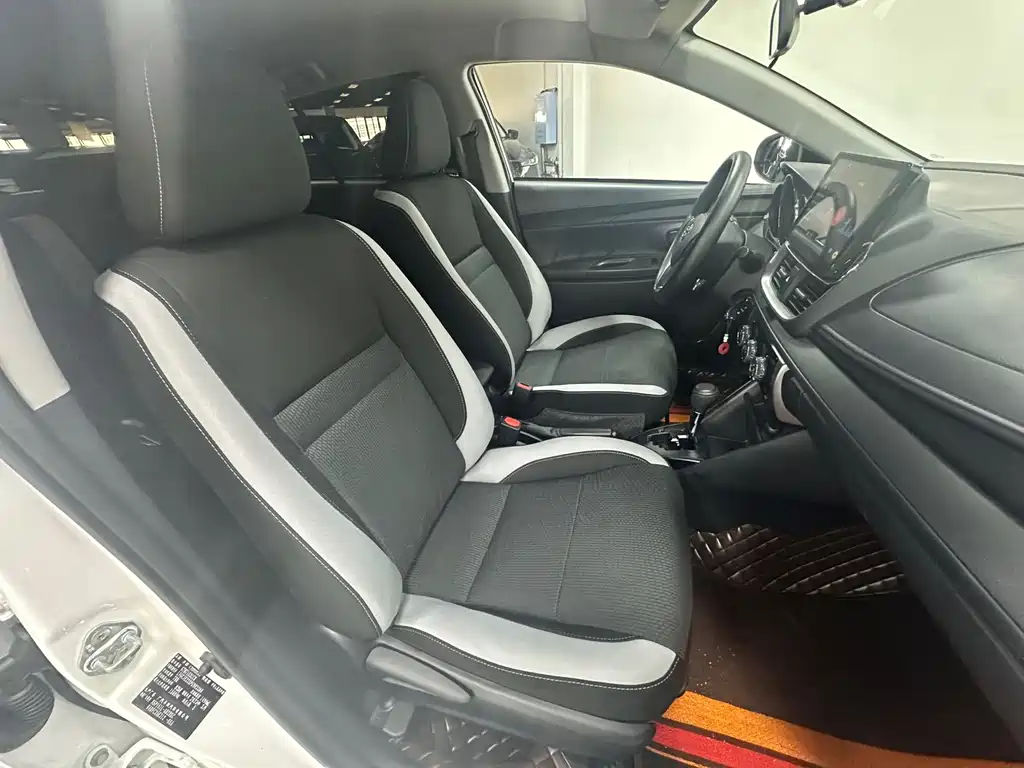 Toyota Yaris L 2023 — фото 11
