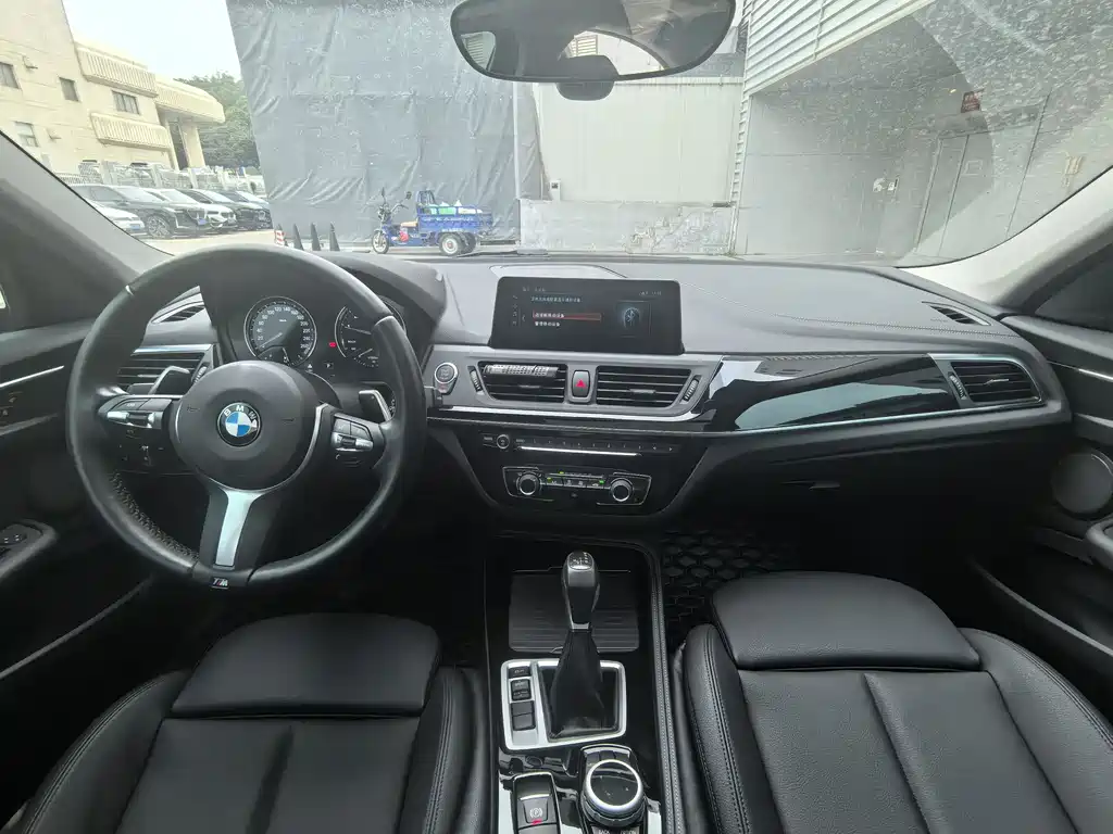 BMW 1 Series 2018 — фото 10