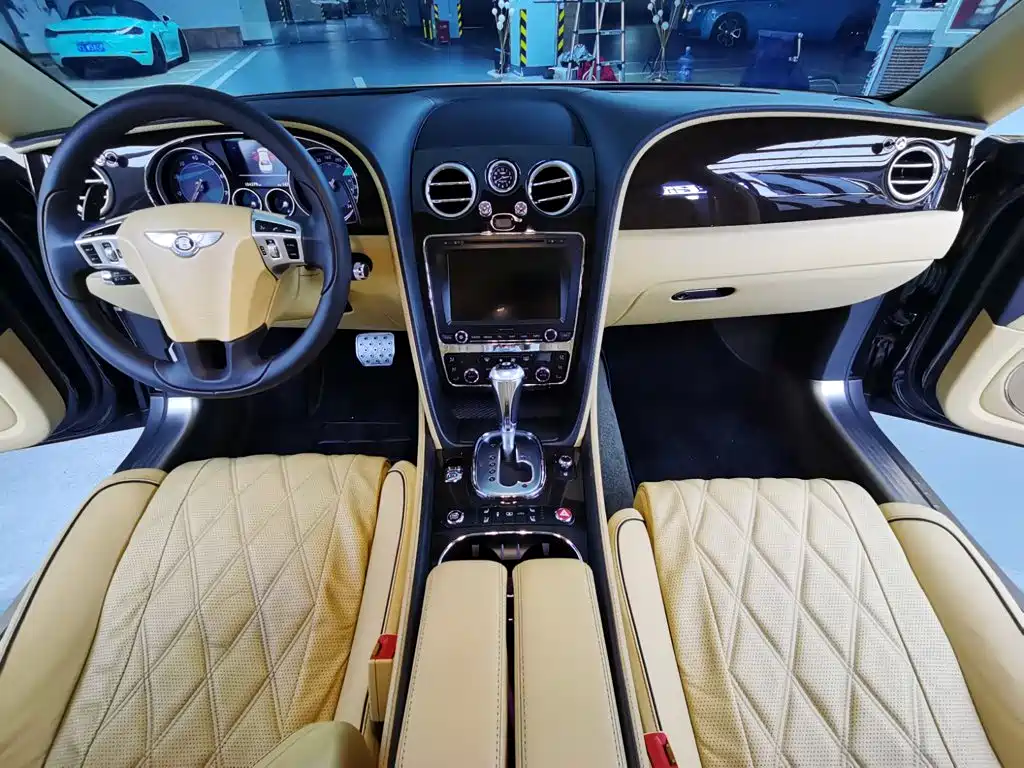 Bentley Flying Spur 2017 — фото 13
