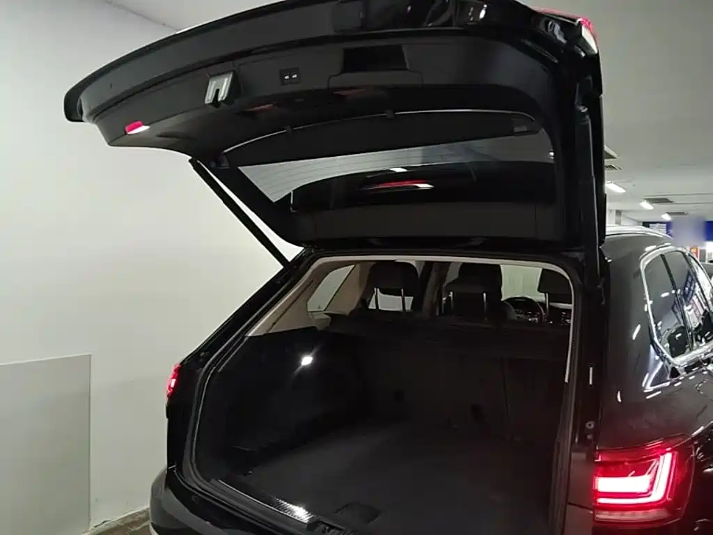 Volkswagen Touareg 2019 — фото 19