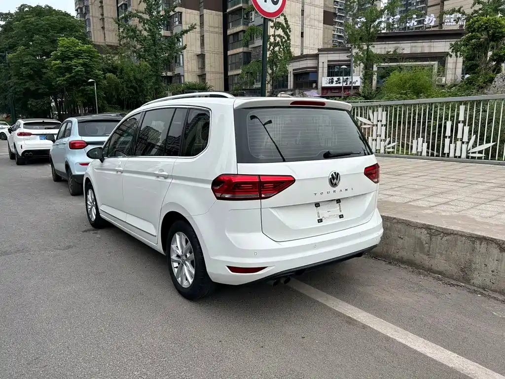 Volkswagen Touran 2017 — фото 4