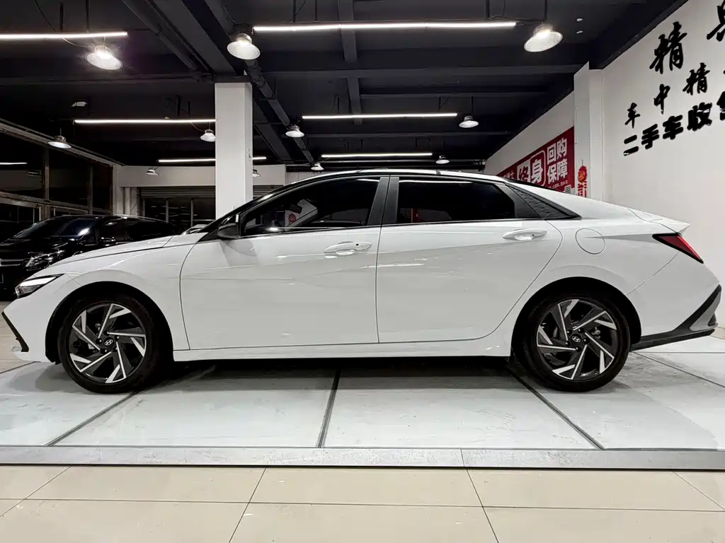 Hyundai Elantra 2023 — фото 4
