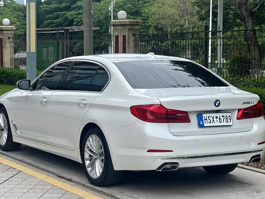 BMW 5 Series 2019 — фото 6