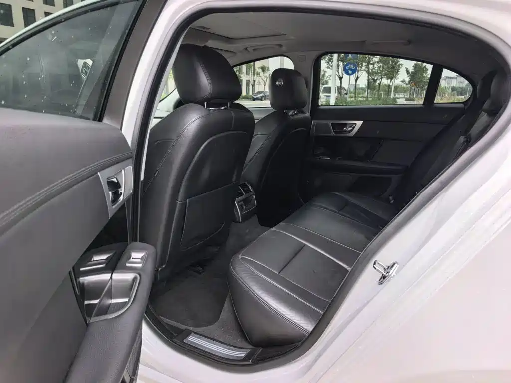 Jaguar XF 2014 — фото 14