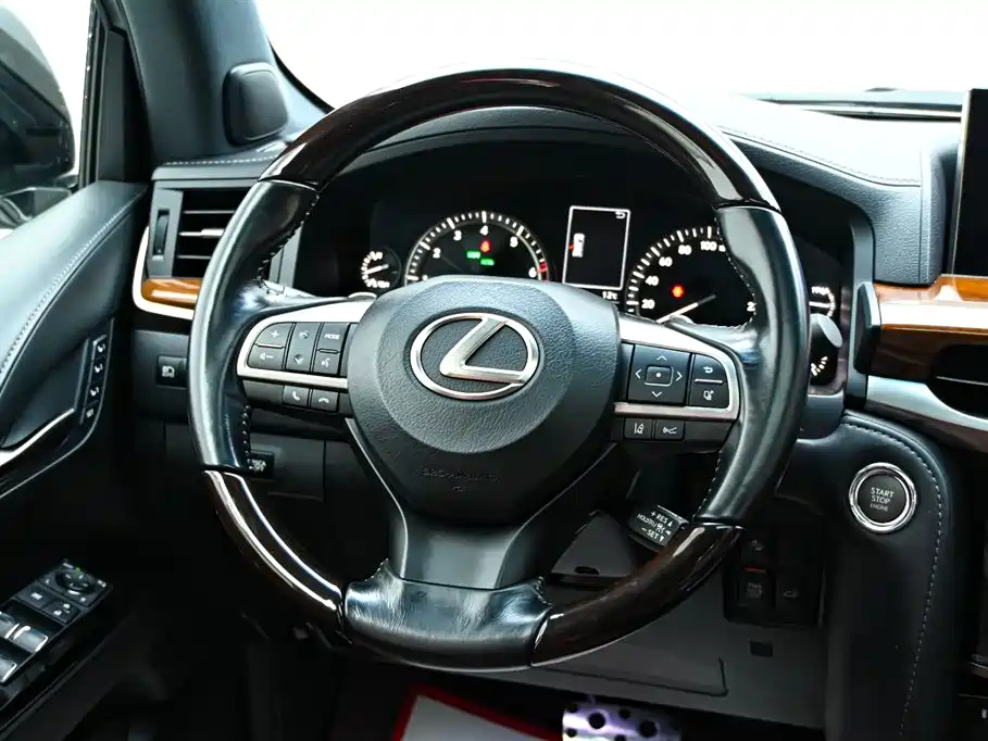 Lexus LX 2018 — фото 18