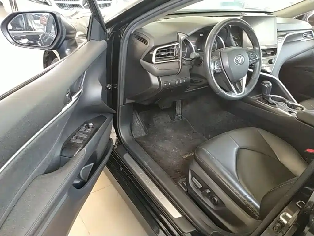 Toyota Camry 2023 — фото 16