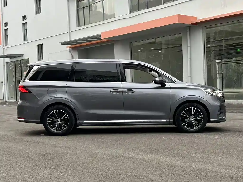 Roewe iMAX8 2025 — фото 12