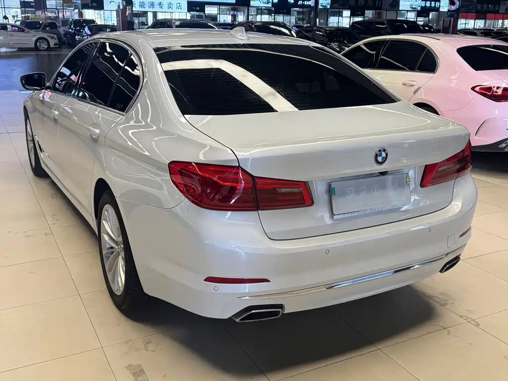 BMW 5 Series 2019 — фото 15