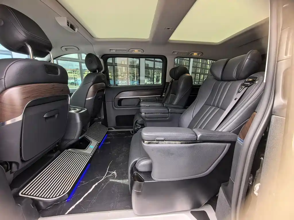 Mercedes-Benz V-Class 2023 — фото 10