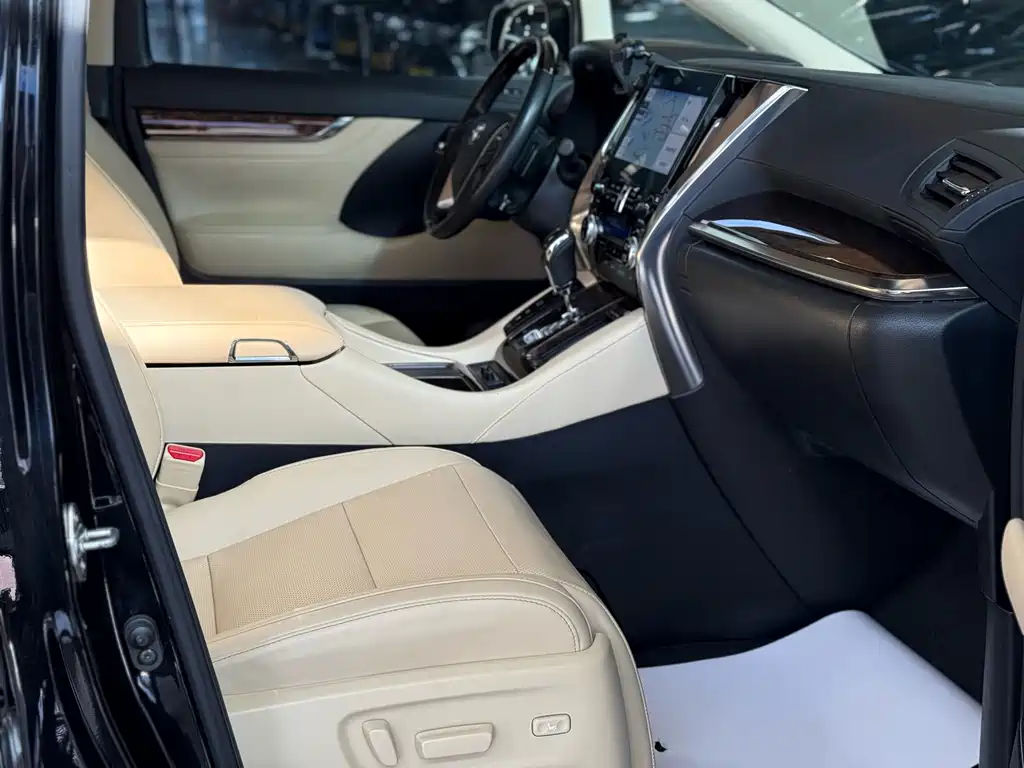Toyota Alphard 2023 — фото 17