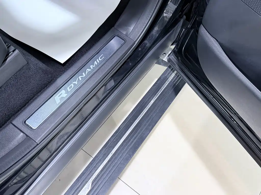 Land Rover Discovery 2023 — фото 18