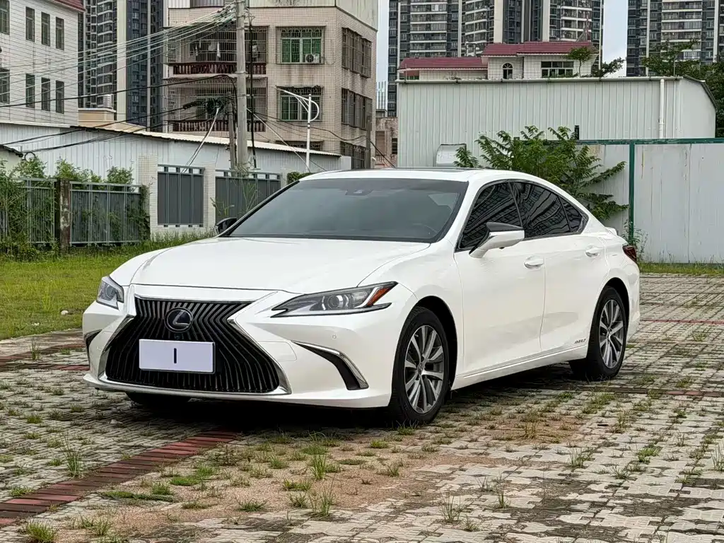 Lexus ES 2020 — фото 1