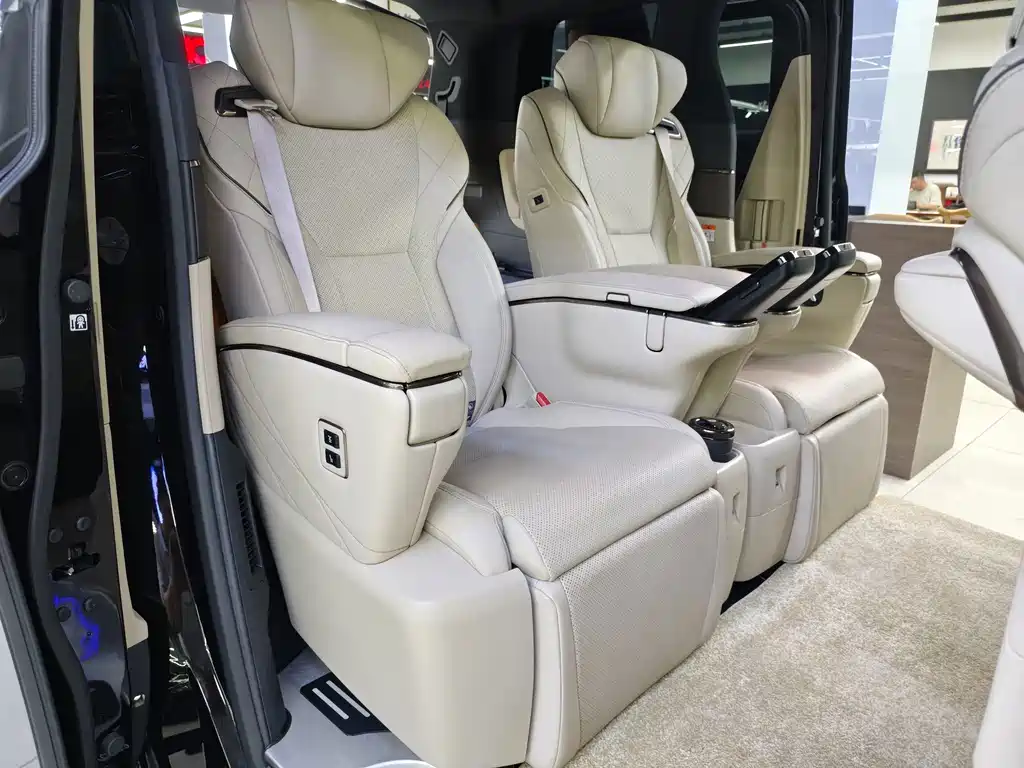 Toyota Alphard 2024 — фото 10