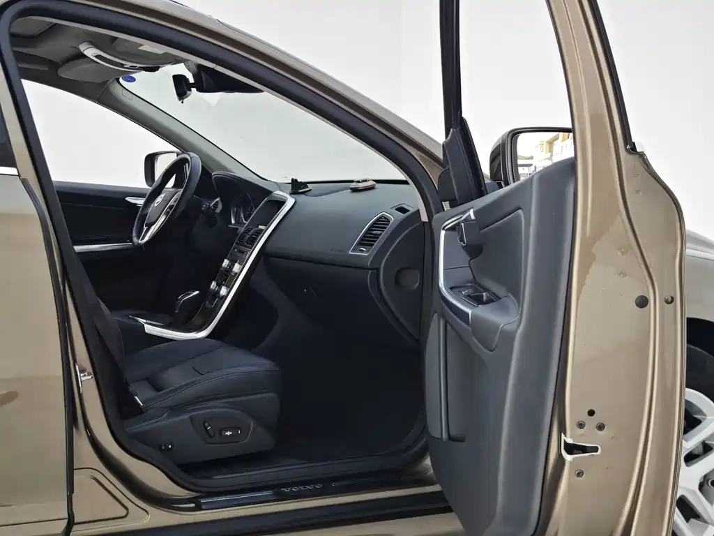 Volvo XC60 2017 — фото 13