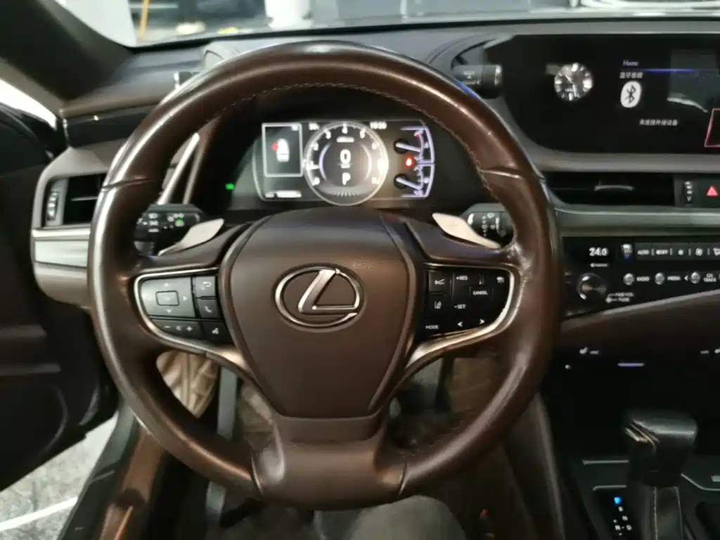 Lexus ES 2019 — фото 11