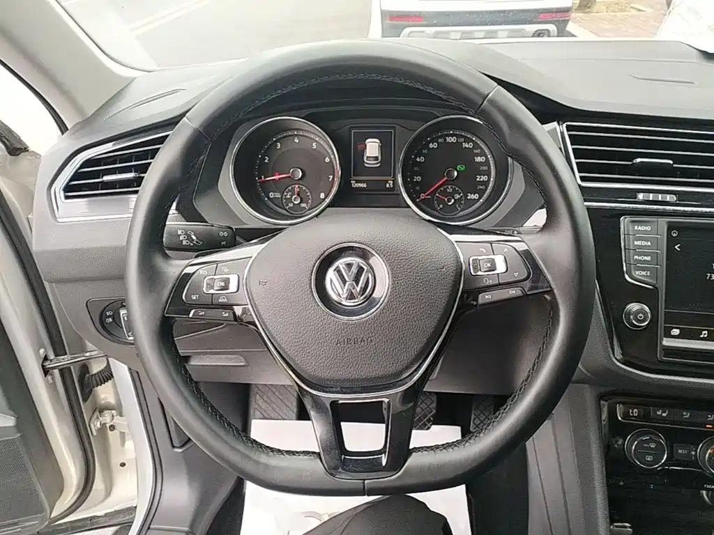 Volkswagen Tiguan L 2018 — фото 11