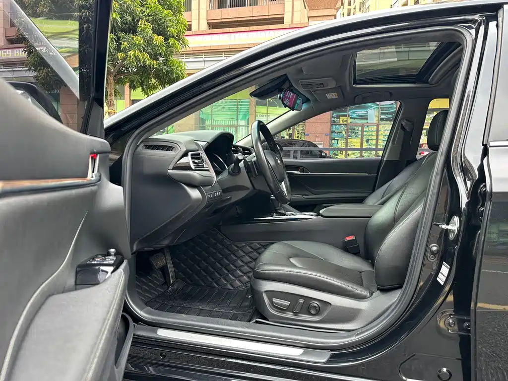 Toyota Camry 2019 — фото 11