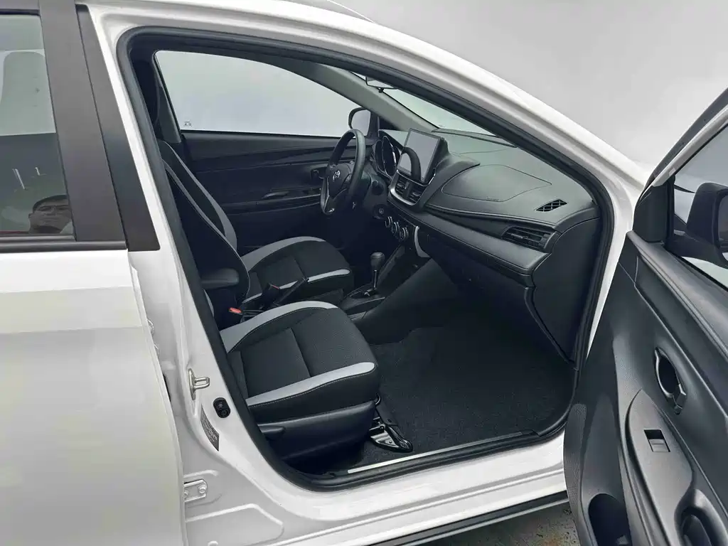 Toyota Yaris L 2022