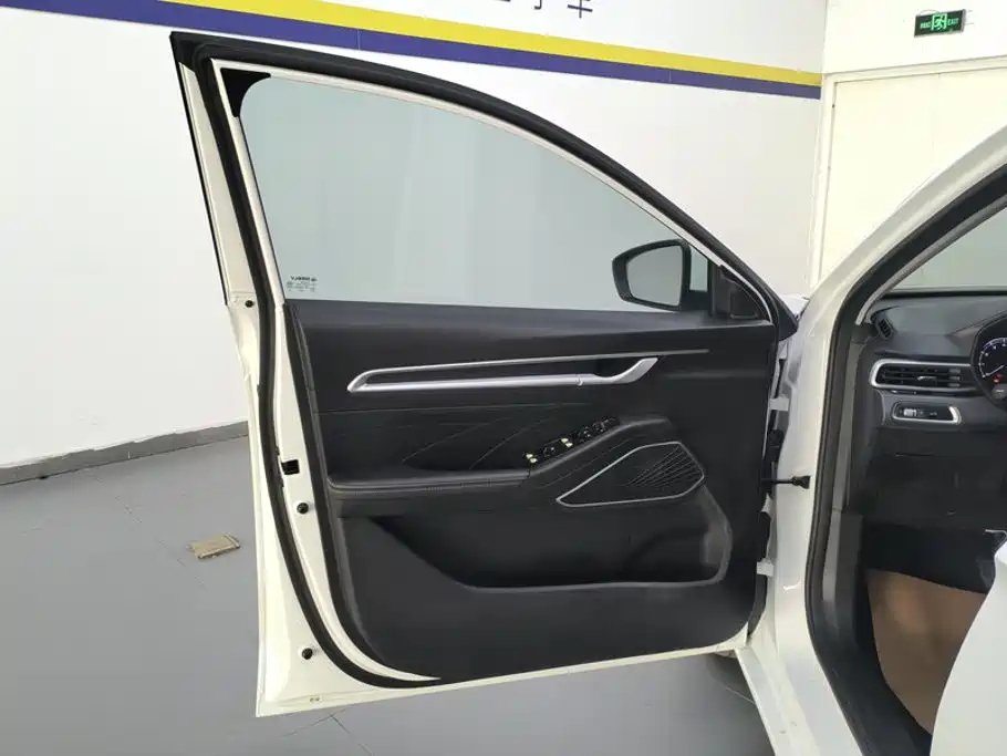 Geely Emgrand 2024