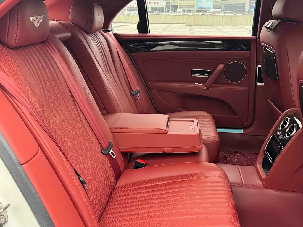 Bentley Flying Spur 2018 — фото 16