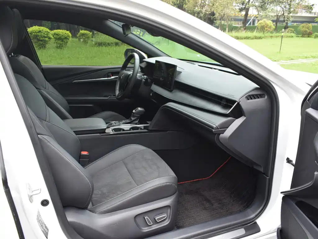 Toyota Camry 2025 — фото 13